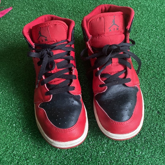 Jordan 1 Mid Reverse Bred (2021) (GS) Red size 7 7y - Picture 3 of 7